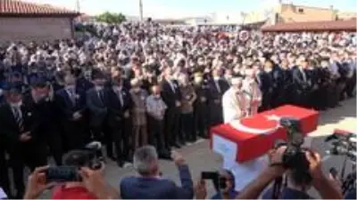 İçişleri Bakanı Soylu, şehit tabutuna omuz verdi İçişleri Bakanı Soylu, şehit tabutuna omuz verdi
