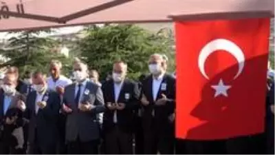 İçişleri Bakanı Soylu, şehit tabutuna omuz verdi İçişleri Bakanı Soylu, şehit tabutuna omuz verdi