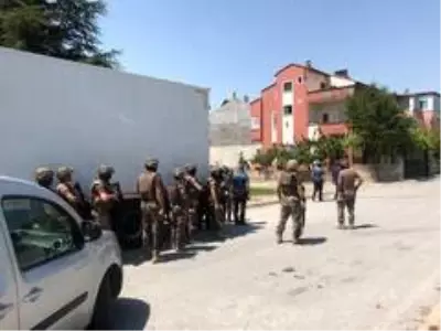 İntihar girişiminde bulunan şahıs, Özel Harekat tarafından alındı İntihar girişiminde bulunan şahıs, Özel Harekat tarafından alındı