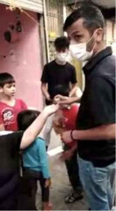 İstanbul'da sünnet düğününde kurallar unutulunca muhtar adayı maske dağıttı İstanbul'da sünnet düğününde kurallar unutulunca muhtar adayı maske dağıttı
