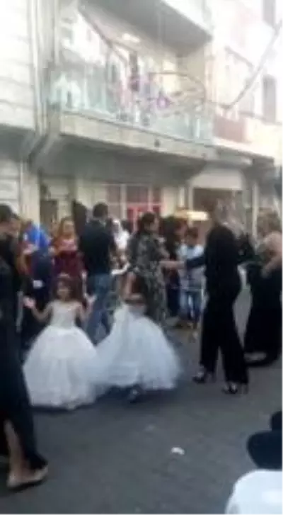 İstanbul'da sünnet düğününde kurallar unutulunca muhtar adayı maske dağıttı İstanbul'da sünnet düğününde kurallar unutulunca muhtar adayı maske dağıttı