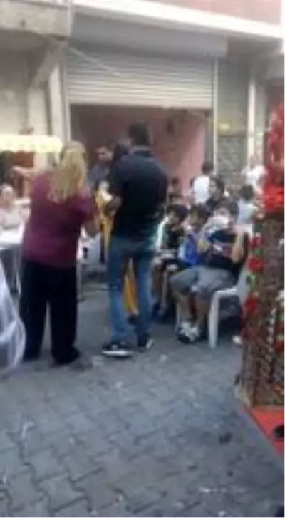İstanbul'da sünnet düğününde kurallar unutulunca muhtar adayı maske dağıttı İstanbul'da sünnet düğününde kurallar unutulunca muhtar adayı maske dağıttı