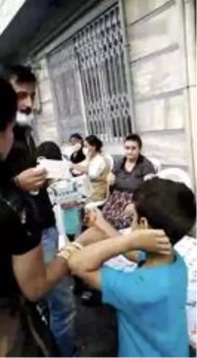 İstanbul'da sünnet düğününde kurallar unutulunca muhtar adayı maske dağıttı İstanbul'da sünnet düğününde kurallar unutulunca muhtar adayı maske dağıttı