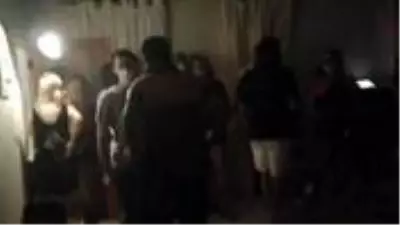 İzmir'de koronavirüse rağmen otel rezidansında parti 25 kişiye 78 bin lira ceza kesildi İzmir'de koronavirüse rağmen otel rezidansında parti 25 kişiye 78 bin lira ceza kesildi