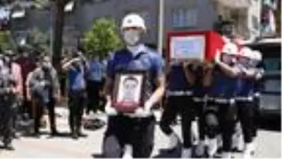 Manisa şehidini son yolculuğuna uğurladı Manisa şehidini son yolculuğuna uğurladı