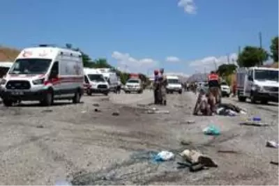 Midibüsle cip kafa kafaya çarpıştı: 1 ölü, biri bebek 5'i ağır 17 yaralı Midibüsle cip kafa kafaya çarpıştı: 1 ölü, biri bebek 5'i ağır 17 yaralı