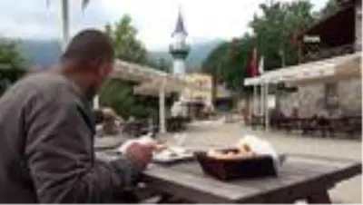 Öğle yemeğini yemek için Çalıkuşu Feride'nin köyüne gidiyorlar Öğle yemeğini yemek için Çalıkuşu Feride'nin köyüne gidiyorlar
