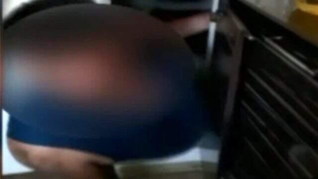Operasyonda mutfak tezgahının içindeki gizli bölmede yakalanınca 'Size şaka yaptık' dedi Operasyonda mutfak tezgahının içindeki gizli bölmede yakalanınca 'Size şaka yaptık' dedi