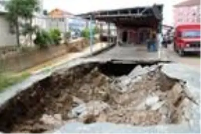 Rize'de dere yatağındaki yapılar kaldırılıyor