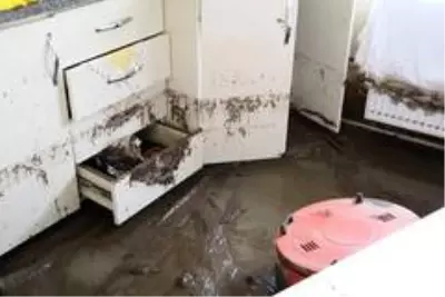 Rize'de selde balçıkla dolan cami ve evler temizleniyor Rize'de selde balçıkla dolan cami ve evler temizleniyor