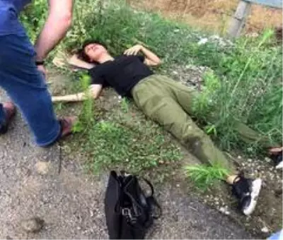 Darbedilerek yol kenarına atılan baygın kadını vatandaşlar buldu Darbedilerek yol kenarına atılan baygın kadını vatandaşlar buldu