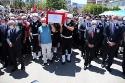 Şehit Polis Semih Güzelay, İzmir'de son yolculuğuna uğurlandı Şehit Polis Semih Güzelay, İzmir'de son yolculuğuna uğurlandı