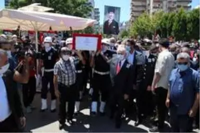 Şehit Polis Semih Güzelay, İzmir'de son yolculuğuna uğurlandı Şehit Polis Semih Güzelay, İzmir'de son yolculuğuna uğurlandı