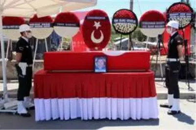 Şehit Polis Semih Güzelay, İzmir'de son yolculuğuna uğurlandı Şehit Polis Semih Güzelay, İzmir'de son yolculuğuna uğurlandı