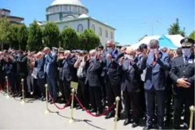 Şehit Polis Semih Güzelay, İzmir'de son yolculuğuna uğurlandı Şehit Polis Semih Güzelay, İzmir'de son yolculuğuna uğurlandı