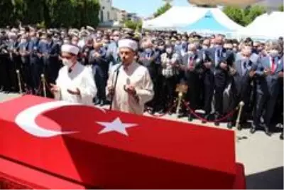Şehit Polis Semih Güzelay, İzmir'de son yolculuğuna uğurlandı Şehit Polis Semih Güzelay, İzmir'de son yolculuğuna uğurlandı