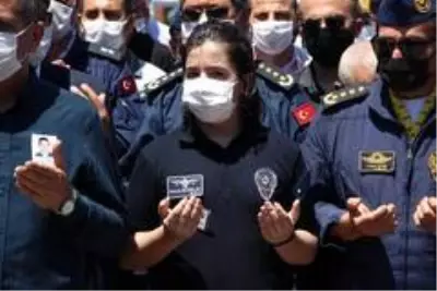 Şehit Polis Semih Güzelay, İzmir'de son yolculuğuna uğurlandı Şehit Polis Semih Güzelay, İzmir'de son yolculuğuna uğurlandı