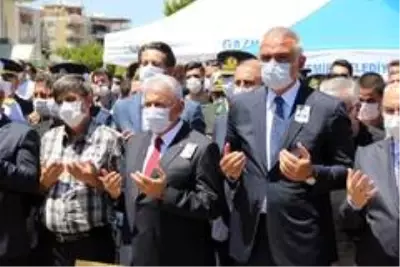 Şehit Polis Semih Güzelay, İzmir'de son yolculuğuna uğurlandı Şehit Polis Semih Güzelay, İzmir'de son yolculuğuna uğurlandı