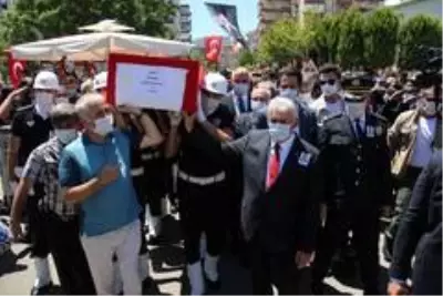 Şehit Polis Semih Güzelay, İzmir'de son yolculuğuna uğurlandı Şehit Polis Semih Güzelay, İzmir'de son yolculuğuna uğurlandı