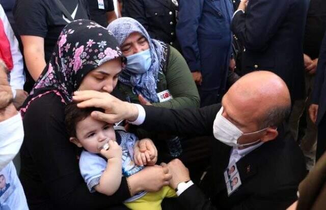 Süleyman Soylu, Van şehidinin gözyaşı döken eşini böyle teselli etti Süleyman Soylu, Van şehidinin gözyaşı döken eşini böyle teselli etti