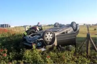 Takla atan otomobil yol kenarına savruldu: 1'i ağır 3 yaralı Takla atan otomobil yol kenarına savruldu: 1'i ağır 3 yaralı