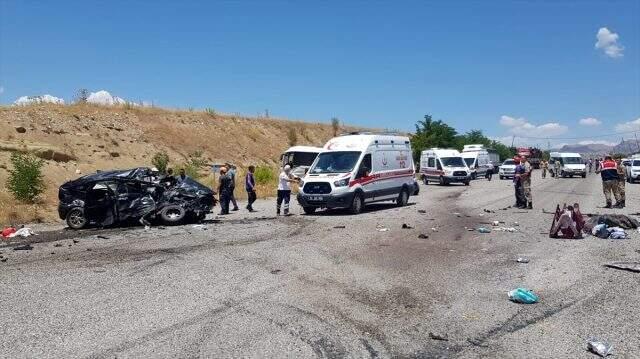 Tunceli'de yolcu midibüsü ile cip çarpıştı: 1 ölü, 17 yaralı Tunceli'de yolcu midibüsü ile cip çarpıştı: 1 ölü, 17 yaralı