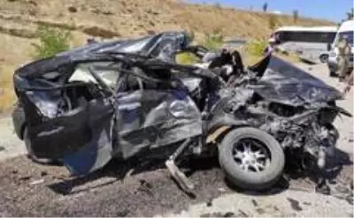 Tunceli-Elazığ karayolunda midibüs ile otomobil çarpıştı: 1 ölü, 17 yaralı Tunceli-Elazığ karayolunda midibüs ile otomobil çarpıştı: 1 ölü, 17 yaralı