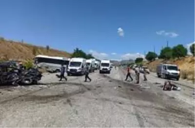 Tunceli-Elazığ karayolunda midibüs ile otomobil çarpıştı: 1 ölü, 17 yaralı Tunceli-Elazığ karayolunda midibüs ile otomobil çarpıştı: 1 ölü, 17 yaralı