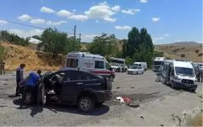 Tunceli-Elazığ karayolunda midibüs ile otomobil çarpıştı: 1 ölü, 17 yaralı Tunceli-Elazığ karayolunda midibüs ile otomobil çarpıştı: 1 ölü, 17 yaralı