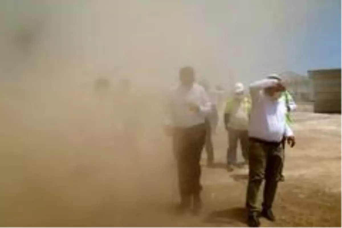 Valinin hortum karşısında zor anları