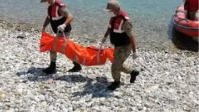 Van Gölü'nden biri çocuk 2 ceset daha çıkarıldı Van Gölü'nden biri çocuk 2 ceset daha çıkarıldı
