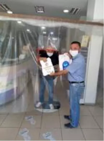 Vatandaşlara maske, eczanelere ilaç poşeti dağıtıyoruz Vatandaşlara maske, eczanelere ilaç poşeti dağıtıyoruz