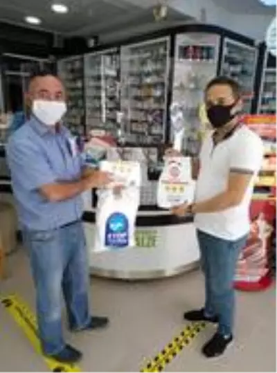 Vatandaşlara maske, eczanelere ilaç poşeti dağıtıyoruz Vatandaşlara maske, eczanelere ilaç poşeti dağıtıyoruz