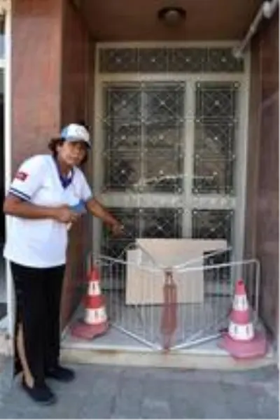 Apartman girişini sokak hayvanları yatmasın diye kapattı, tepki gördü Apartman girişini sokak hayvanları yatmasın diye kapattı, tepki gördü