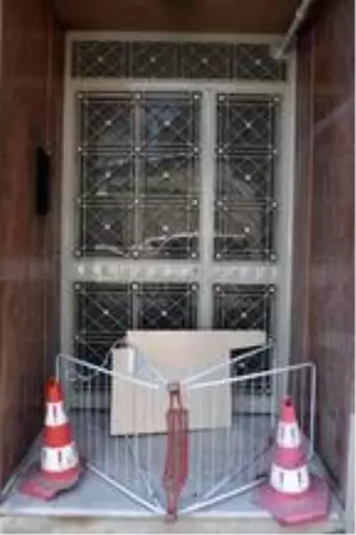 Apartman girişini sokak hayvanları yatmasın diye kapattı, tepki gördü Apartman girişini sokak hayvanları yatmasın diye kapattı, tepki gördü