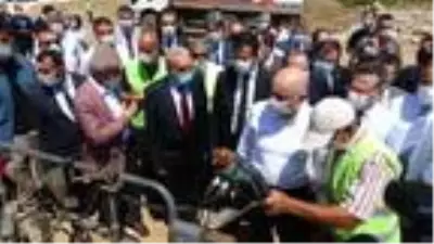 Bakan Karaismailoğlu, karayolu şantiyesinde incelemelerde bulundu