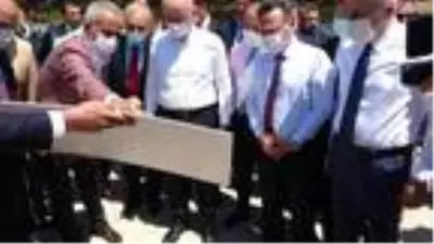 Bakan Karaismailoğlu, karayolu şantiyesinde incelemelerde bulundu