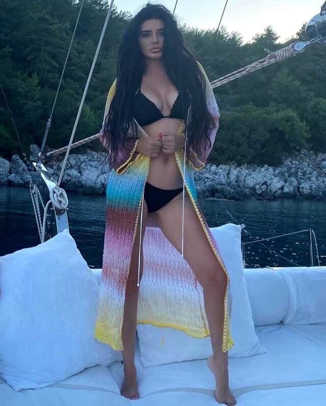 Bodrum'da tatil yapan Ebru Polat, siyah bikinisiyle ortalığı kasıp kavurdu Bodrum'da tatil yapan Ebru Polat, siyah bikinisiyle ortalığı kasıp kavurdu