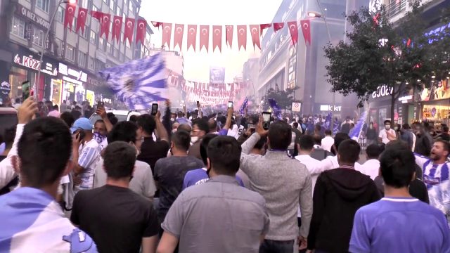 Erzurumlular, Süper Lig'e yükselmelerinin ardından şehirde kutlamalar yaptı