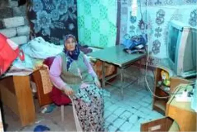 Evi yıkılan aile çıkma kapılardan kurdukları barakada yaşıyor Evi yıkılan aile çıkma kapılardan kurdukları barakada yaşıyor