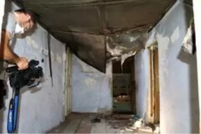 Evi yıkılan aile çıkma kapılardan kurdukları barakada yaşıyor Evi yıkılan aile çıkma kapılardan kurdukları barakada yaşıyor