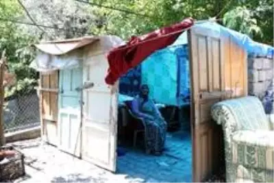 Evi yıkılan aile çıkma kapılardan kurdukları barakada yaşıyor Evi yıkılan aile çıkma kapılardan kurdukları barakada yaşıyor