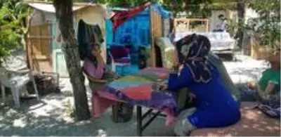Evi yıkılan aile çıkma kapılardan kurdukları barakada yaşıyor Evi yıkılan aile çıkma kapılardan kurdukları barakada yaşıyor
