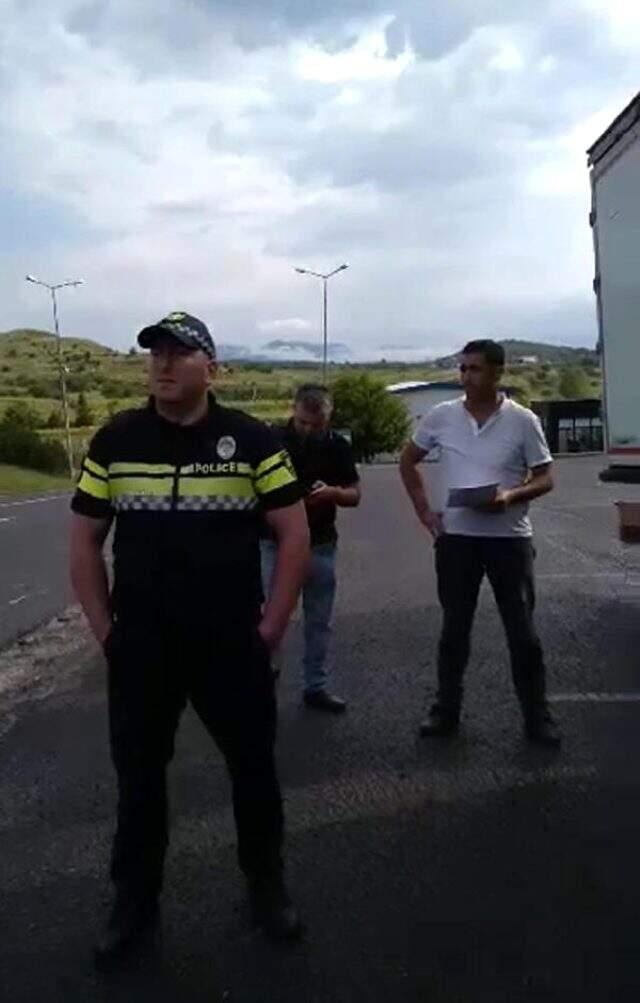 Türk tır şoförü, Gürcistan polisine direndi ve aracındaki Türk kahramanlarının fotoğraflarını söktürmedi.