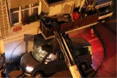 Kamyonet apartmanın giriş katındaki dükkana girdi Kamyonet apartmanın giriş katındaki dükkana girdi