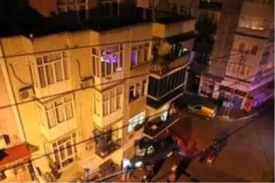 Kamyonet apartmanın giriş katındaki dükkana girdi Kamyonet apartmanın giriş katındaki dükkana girdi