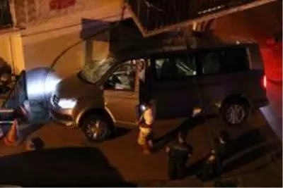 Kamyonet apartmanın giriş katındaki dükkana girdi Kamyonet apartmanın giriş katındaki dükkana girdi