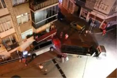 Kamyonet apartmanın giriş katındaki dükkana girdi Kamyonet apartmanın giriş katındaki dükkana girdi