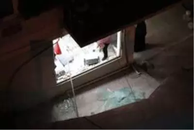 Kamyonet apartmanın giriş katındaki dükkana girdi Kamyonet apartmanın giriş katındaki dükkana girdi