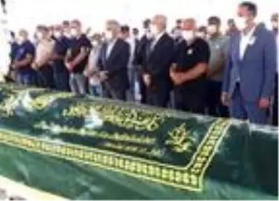 Kazada ölen çift ile oğulları toprağa verildi Kazada ölen çift ile oğulları toprağa verildi